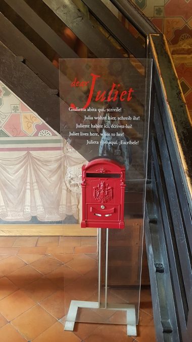 15-Estos buzones estan en varios lugares de Verona, en la casa de Giulietta, en la Tumba de Giulietta, en el Club de Giulietta... todas las cartas terminan en un mismo lugar
